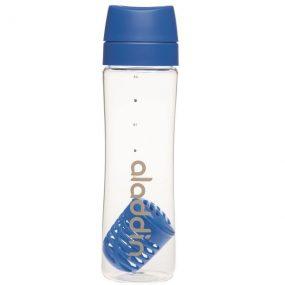 בקבוק מים עם רשת לפרי בצבעים כחול